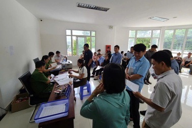 Cán bộ công an làm việc từ sáng tới khuya cấp đổi hàng nghìn con dấu