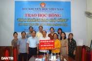 Hội Khuyến học Việt Nam trao 200 triệu đồng đến học sinh nghèo vượt khó