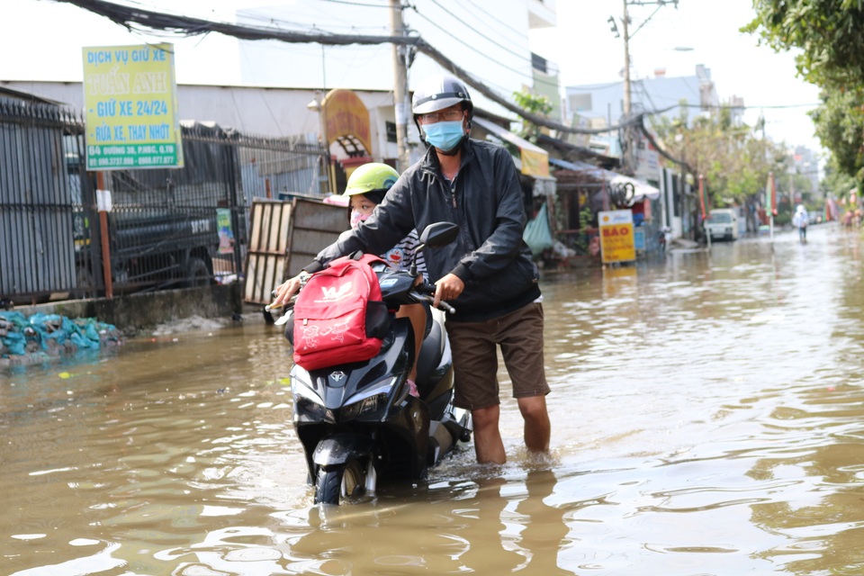 Trời không mưa, đường ở TP Thủ Đức vẫn ngập như sông - 8 Trời không mưa, đường ở TP Thủ Đức vẫn ngập như sông - 8