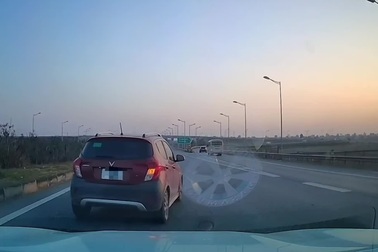 Ô tô tạt cắt mặt xe đang chạy 90-100km/h vì sợ lỡ lối ra trên đường cao tốc