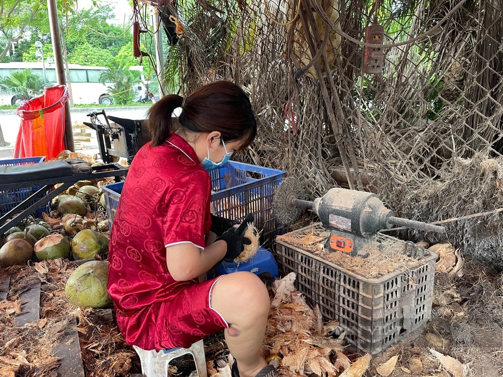 Mãn nhãn xem thợ bổ dừa kiếm tiền triệu ngày nắng nóng - 2 Mãn nhãn xem thợ bổ dừa kiếm tiền triệu ngày nắng nóng - 2