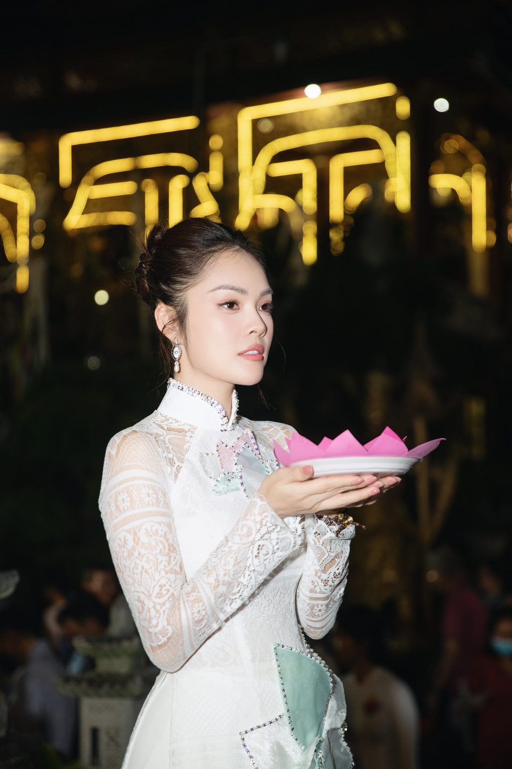 Dương Cẩm Lynh xúc động khi hát ở chùa mùa Vu Lan - 4 Dương Cẩm Lynh xúc động khi hát ở chùa mùa Vu Lan - 4