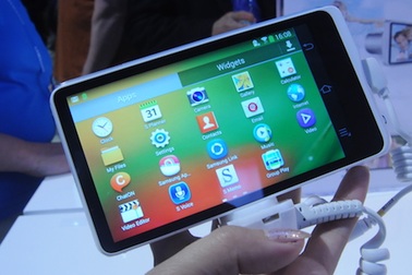 Ảnh thực tế máy ảnh thông minh Galaxy Camera 2 tại CES 2014