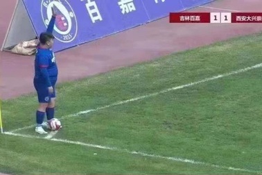 Màn trình diễn thảm họa của "ông chủ bụng phệ" nặng 126kg ở Trung Quốc