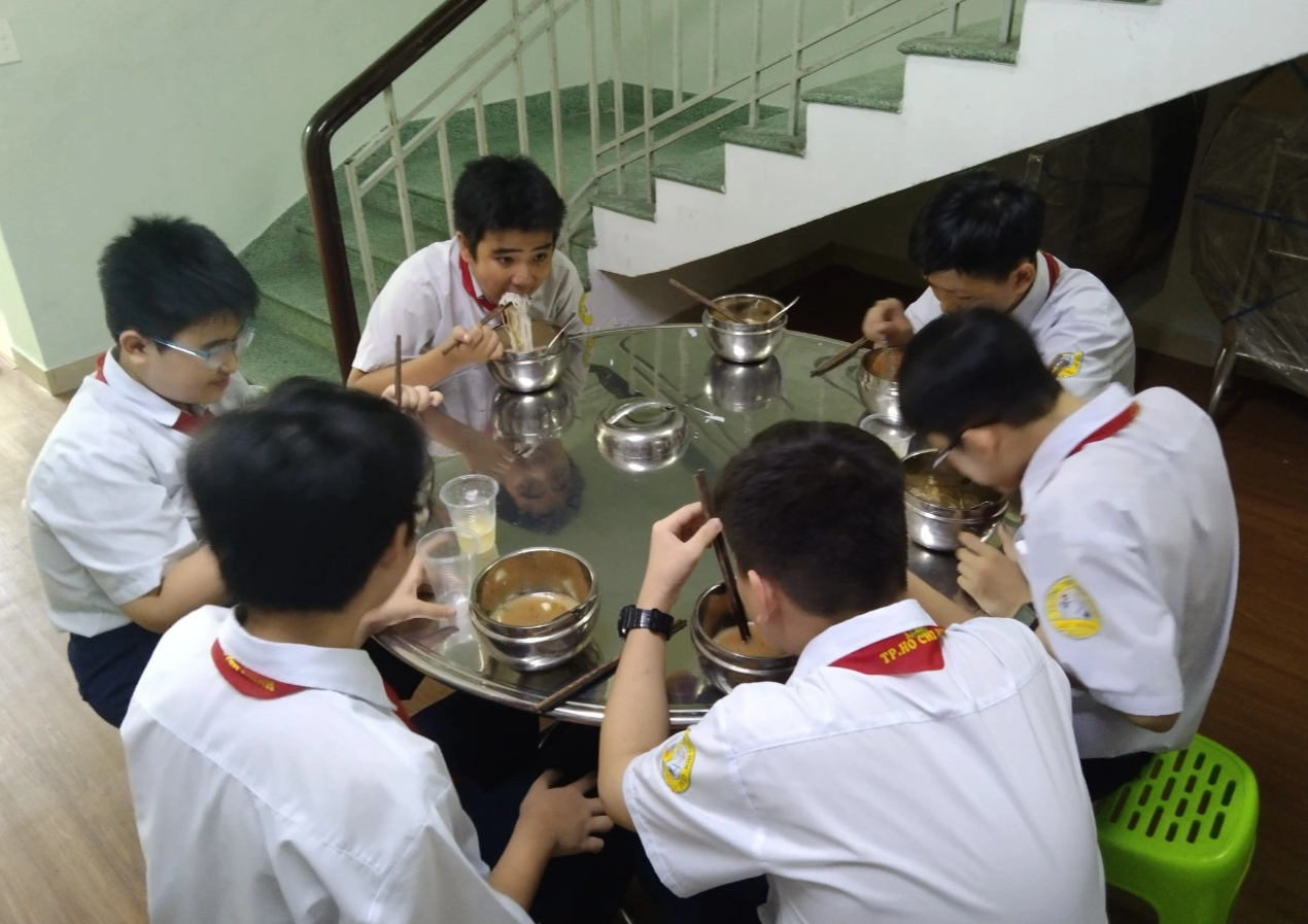 Hiệu trưởng than tổ chức ăn uống cho học sinh như ngồi trên lửa - 3 Hiệu trưởng than tổ chức ăn uống cho học sinh như ngồi trên lửa - 3