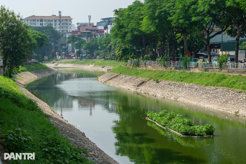 Vì sao nước thải vẫn chảy ra sông Tô Lịch khi trời mưa to? - 2 Vì sao nước thải vẫn chảy ra sông Tô Lịch khi trời mưa to? - 2