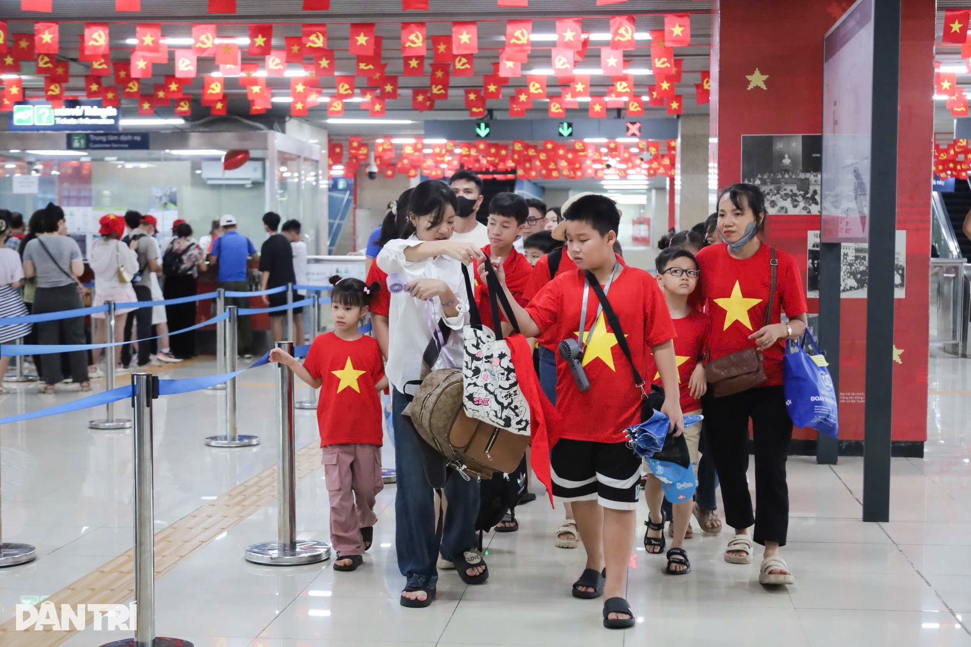 Những chuyến tàu rợp bóng cờ hoa, nặng nghĩa đồng bào - 4 Những chuyến tàu rợp bóng cờ hoa, nặng nghĩa đồng bào - 4