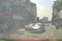 Ô tô nối nhau chạy lấn làn để vượt, luồn lách như trong phim hành động