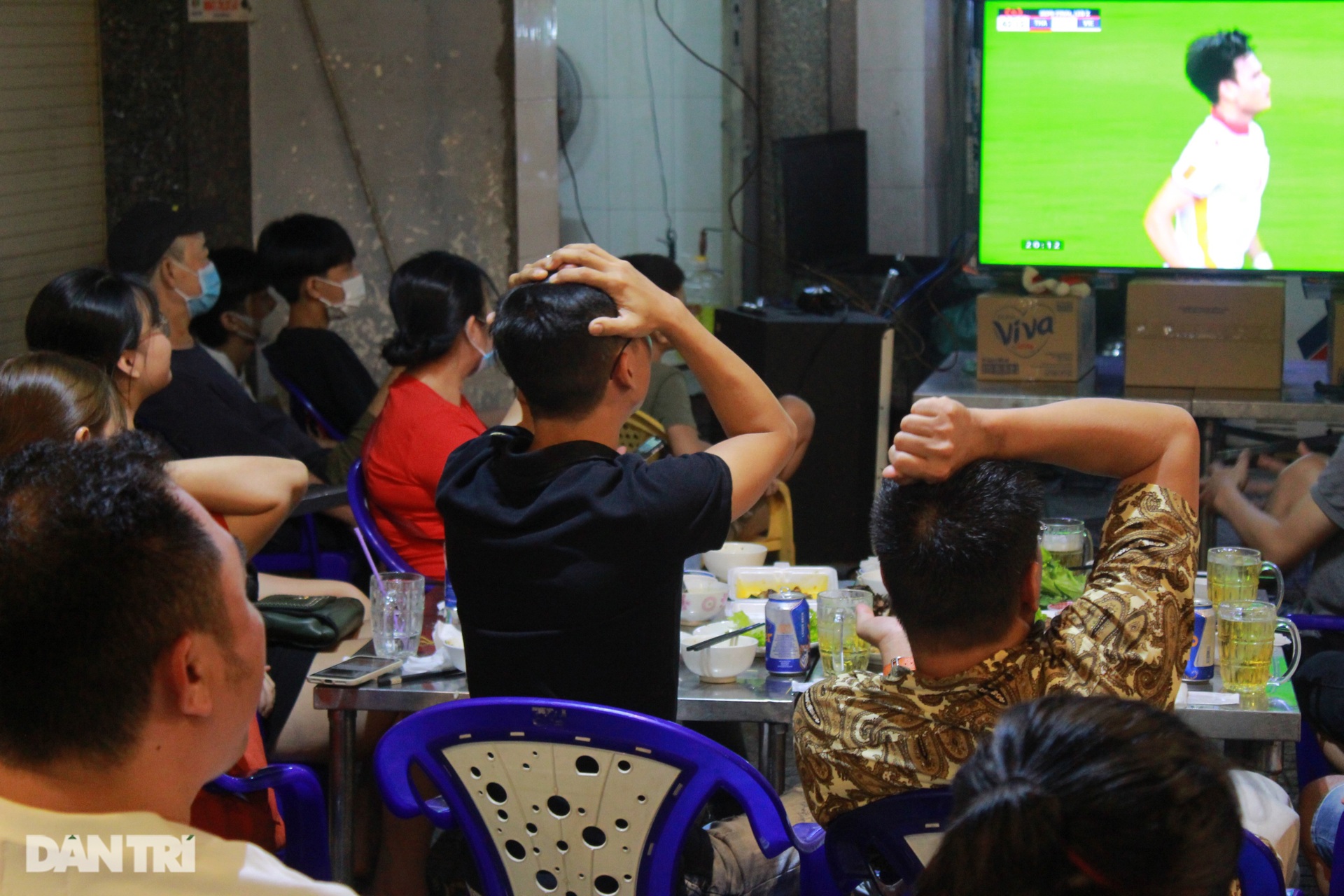 Người hâm mộ gục đầu tiếc nuối khi Việt Nam trở thành cựu vương tại AFF Cup - 7 Người hâm mộ gục đầu tiếc nuối khi Việt Nam trở thành cựu vương tại AFF Cup - 7