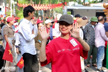 Nghệ sĩ tập A80: Đen Vâu, Hoàng Thuỳ Linh rạng rỡ, Lan Hương U70 vẫn "sung"