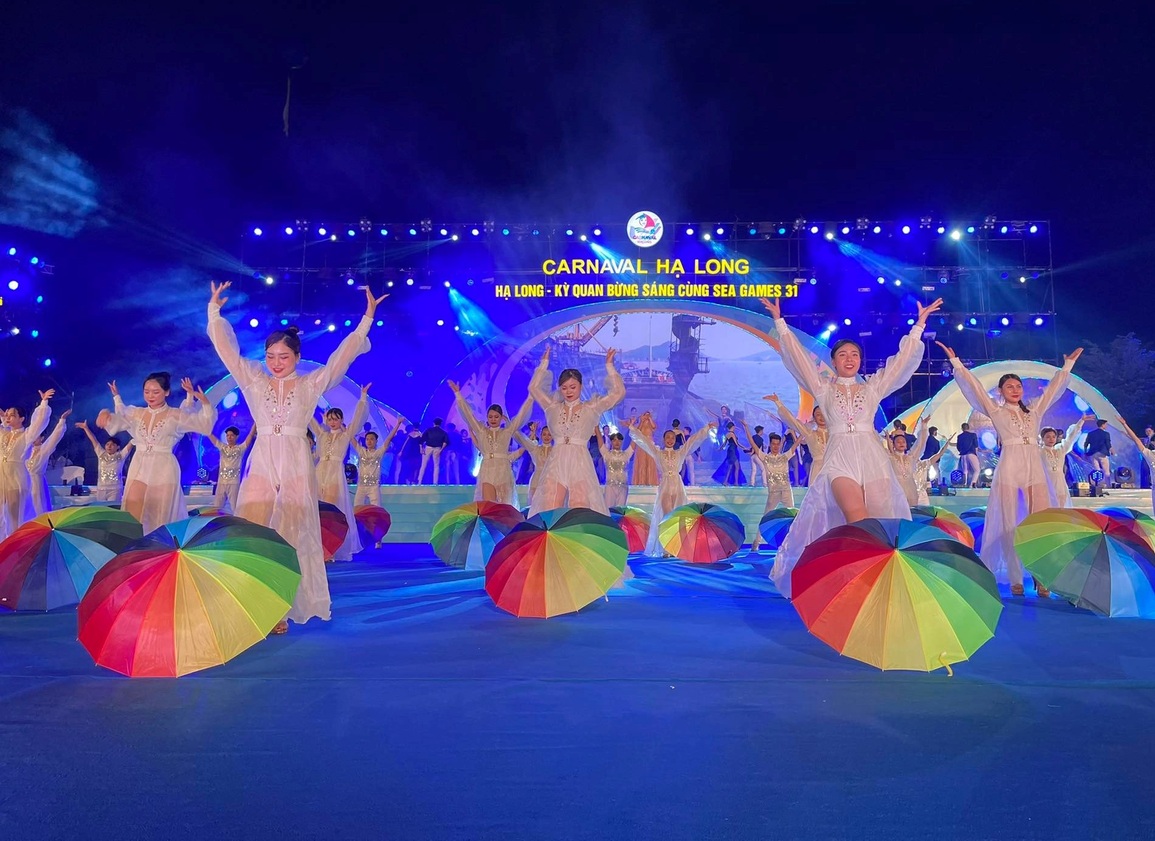 Biển người đổ về Lễ hội Carnaval Hạ Long 2022 - 3 Biển người đổ về Lễ hội Carnaval Hạ Long 2022 - 3