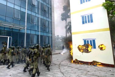 Xem bộ đội đặc công diễn tập chống khủng bố, giải cứu con tin