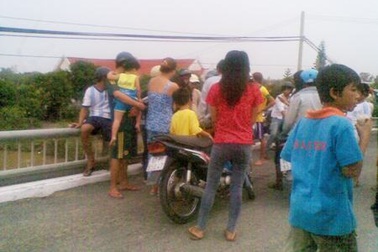 Cứu nam thanh niên nhảy cầu vì buồn chuyện tình cảm   