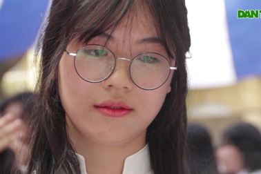 Nữ sinh phố cổ bật khóc trong phút chia tay tuổi học trò