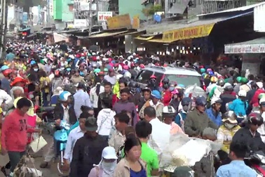 Biển người đổ về núi Sam (An Giang)