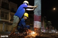 Xuyên đêm di dời 76 cột điện nằm giữa đường ở TPHCM