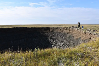 Hố hình phễu khổng lồ và mối hiểm họa địa chất khó lường