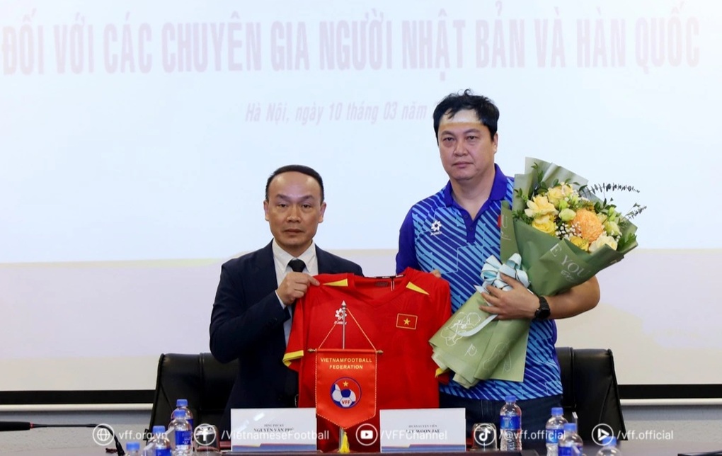 HLV Kim Sang Sik được bổ sung hai phó tướng người Hàn Quốc - 2 HLV Kim Sang Sik được bổ sung hai phó tướng người Hàn Quốc - 2