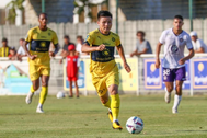 Quang Hải sáng cửa đá chính ở Pau FC