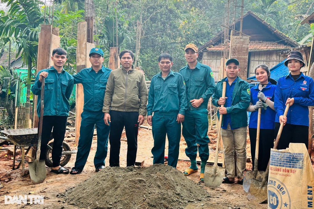 Bí thư huyện trực tiếp đi khảo sát, chủ tịch xã cho gỗ giúp dân xây nhà - 2 Bí thư huyện trực tiếp đi khảo sát, chủ tịch xã cho gỗ giúp dân xây nhà - 2