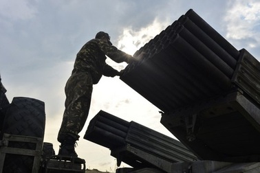 Tìm thấy 15 thi thể trong vụ nã rocket vào đoàn xe tị nạn ở Ukraine