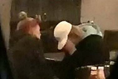 Vợ mới cưới an ủi, động viên Justin Bieber tại quán bar