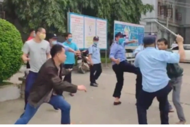 Chết khiếp bác bảo vệ, cô gái khổ sở từ bỏ mức lương 26 triệu đồng