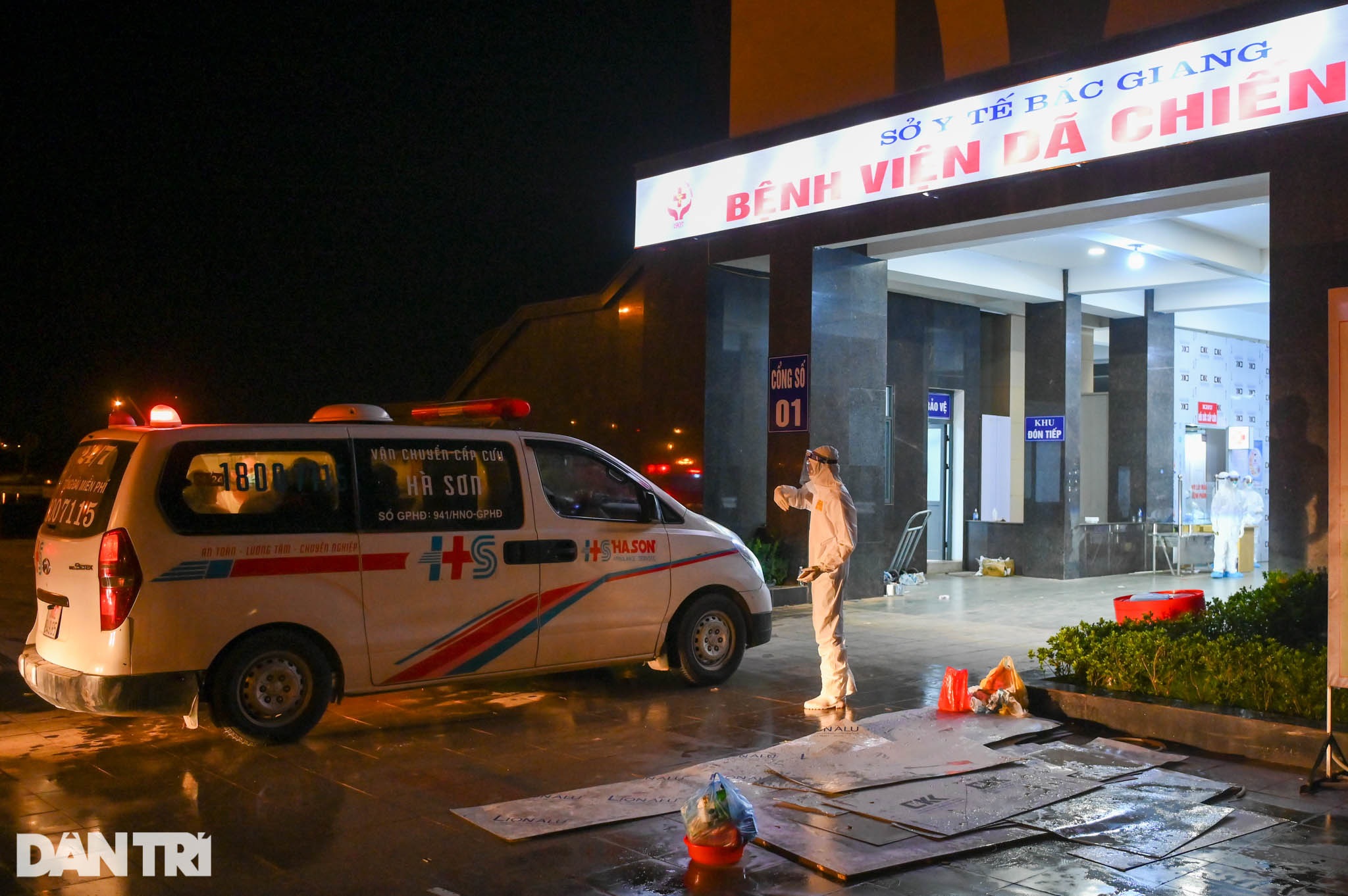 500 bệnh nhân Covid-19 hành quân xuyên đêm vào BV dã chiến tỉnh Bắc Giang - 2 500 bệnh nhân Covid-19 hành quân xuyên đêm vào BV dã chiến tỉnh Bắc Giang - 2