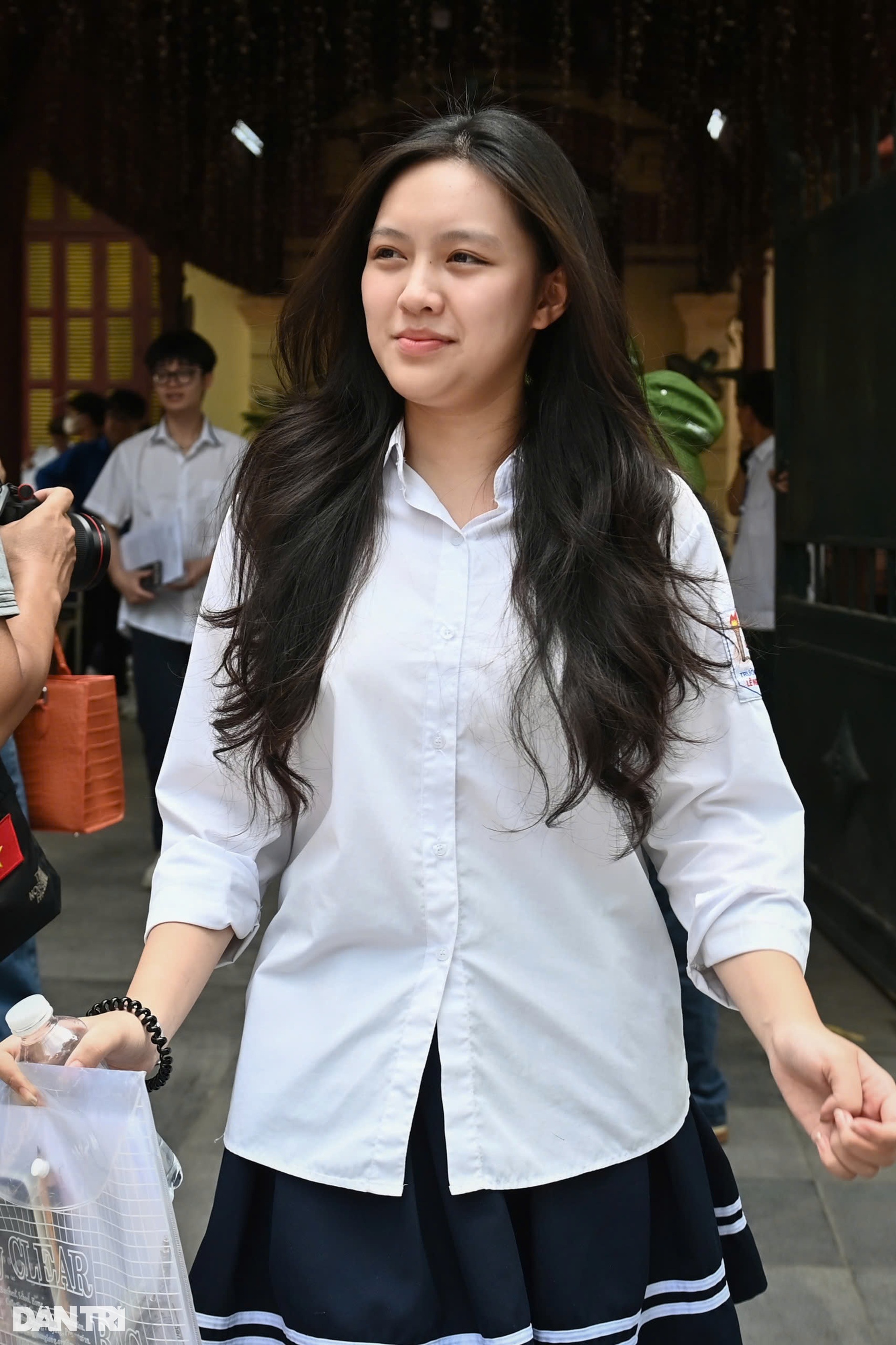 Phụ huynh òa khóc ôm con gái khi nghe “con làm được rồi” - 4 Phụ huynh òa khóc ôm con gái khi nghe “con làm được rồi” - 4