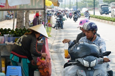 Sài Gòn nắng gay gắt, người dân xếp hàng chờ mua nước giải nhiệt