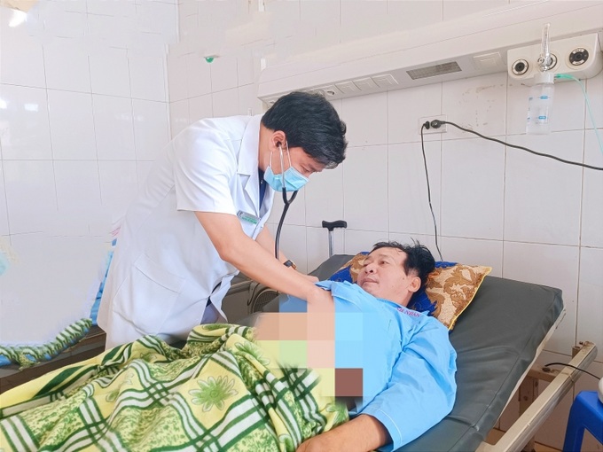 Ths.Bs. Lê Thế Anh – Trưởng khoa Nội Tim mạch thăm khám cho bệnh nhân Lê Văn H. trước khi ra viện (Ảnh: BVĐKTH)
