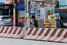 Xe máy kẹp ba tông trụ đèn chiếu sáng, 3 người tử vong