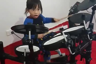 Cậu bé 2 tuổi rưỡi gây kinh ngạc với kỹ năng chơi trống điêu luyện
