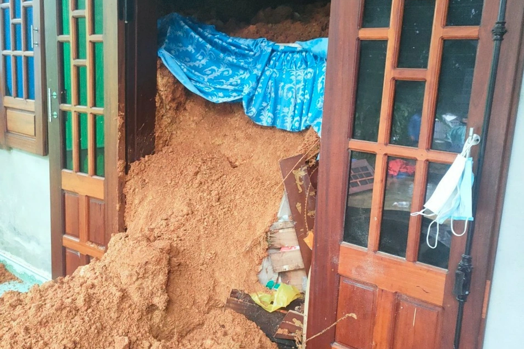 Đục tường cứu hai vợ chồng bị đất đá vùi lấp trong nhà - 1 Đục tường cứu hai vợ chồng bị đất đá vùi lấp trong nhà - 1