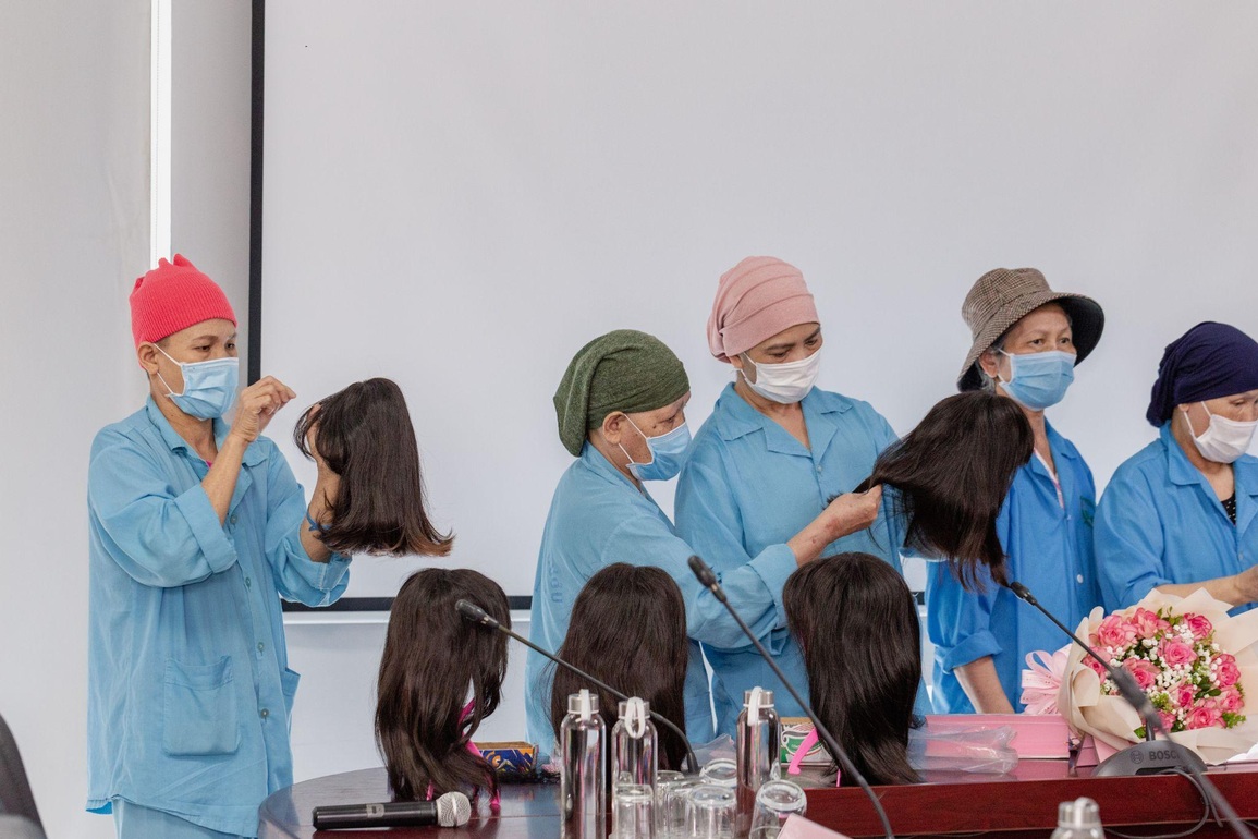 Thẩm mỹ Thu Cúc và BCNV thành lập Thư viện tóc tại Bệnh viện Ung bướu Đà Nẵng - 3 Thẩm mỹ Thu Cúc và BCNV thành lập Thư viện tóc tại Bệnh viện Ung bướu Đà Nẵng - 3