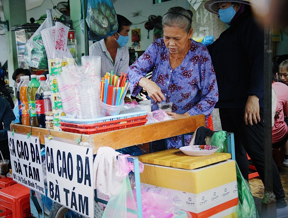 Cụ bà U70 bán ca cao bánh mì nuôi chồng và 3 con trưởng thành - 2 Cụ bà U70 bán ca cao bánh mì nuôi chồng và 3 con trưởng thành - 2
