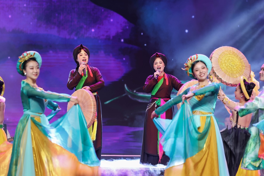 NSƯT Chí Trung, Quang Tèo đưa từ thiện phông bạt sau bão lên sân khấu - 5 NSƯT Chí Trung, Quang Tèo đưa từ thiện phông bạt sau bão lên sân khấu - 5