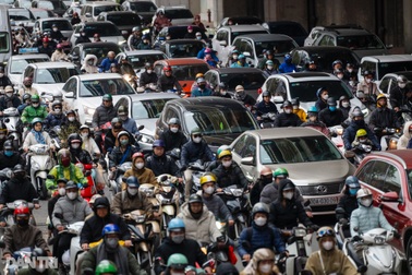 Đường phố Hà Nội đông đúc trong ngày đầu làm việc sau nghỉ Tết