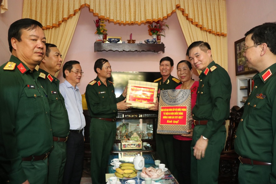 Lãnh đạo Bộ Quốc phòng dâng hương tri ân liệt sĩ tại Quảng Trị - 4 Lãnh đạo Bộ Quốc phòng dâng hương tri ân liệt sĩ tại Quảng Trị - 4