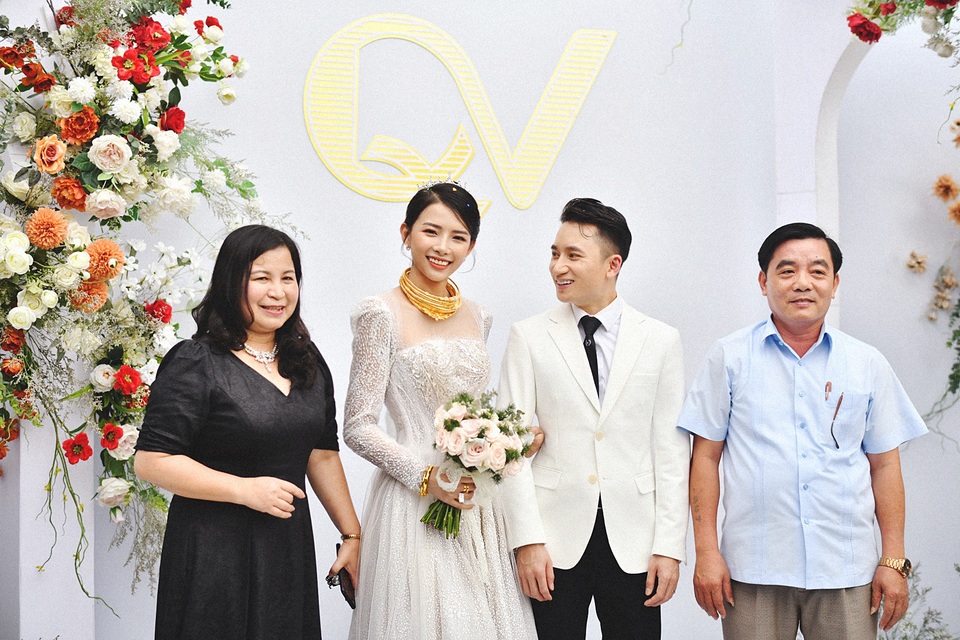 Phan Mạnh Quỳnh cưới hotgirl: Cô dâu diễm lệ, chú rể hát Vợ người ta - 8 Phan Mạnh Quỳnh cưới hotgirl: Cô dâu diễm lệ, chú rể hát Vợ người ta - 8