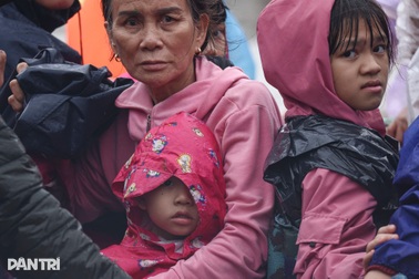 Những ánh mắt hoảng loạn trong dòng lũ vây vùng Phú Yên