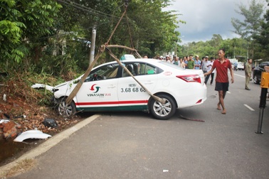 Taxi và xe máy va chạm mạnh, 2 bà cháu tử vong