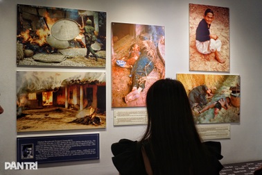 Khách Tây lặng người trước một bức ảnh tại Bảo tàng Chứng tích Chiến tranh