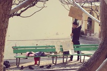 Xúc động hình ảnh người cha che nắng cho con gái ngủ