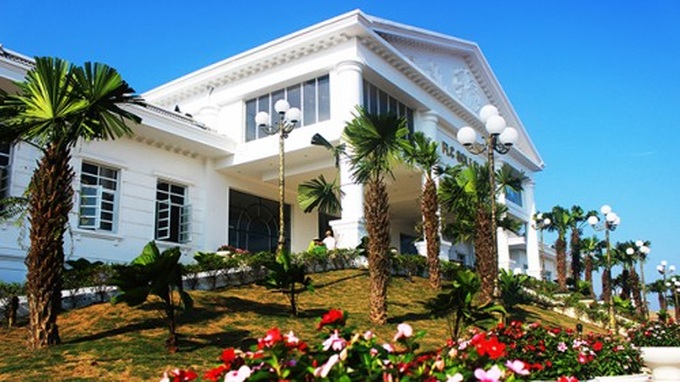 Nhà câu lạc bộ sân golf đã sẵn sàng đón tiếp các golfer.