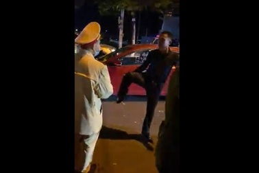 Thầy giáo thách đánh nhau với CSGT, tuyên bố "tao không sợ Covid-19"