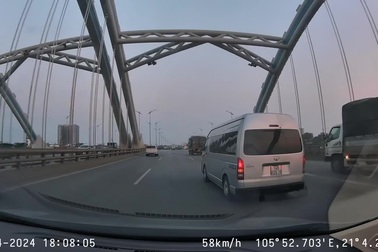 "Vật thể lạ" lao thẳng kính lái, tài xế được phen hú hồn