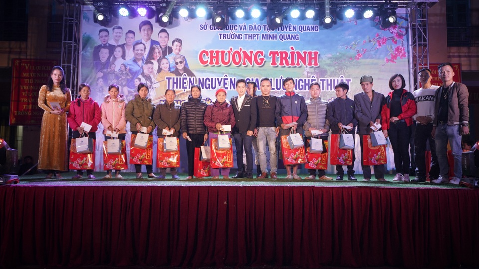 NSƯT Quang Tèo và dàn nghệ sĩ chung tay mang Tết đến vùng cao - 5 NSƯT Quang Tèo và dàn nghệ sĩ chung tay mang Tết đến vùng cao - 5