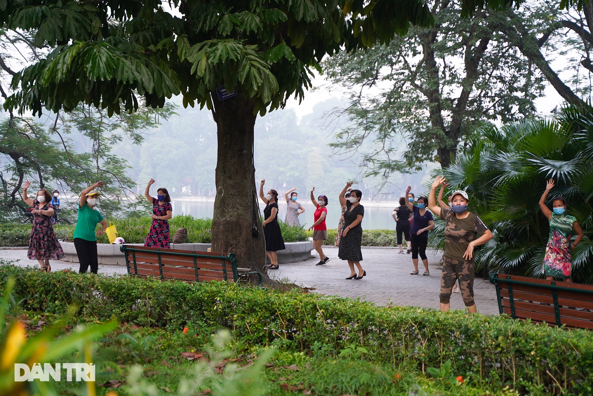 Sau nới lỏng, người dân Hà Nội đổ ra đường tập thể dục từ tờ mờ sáng - 10 Sau nới lỏng, người dân Hà Nội đổ ra đường tập thể dục từ tờ mờ sáng - 10