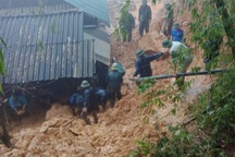 Khắp nơi sạt lở núi, di dời khẩn cấp nhiều hộ dân